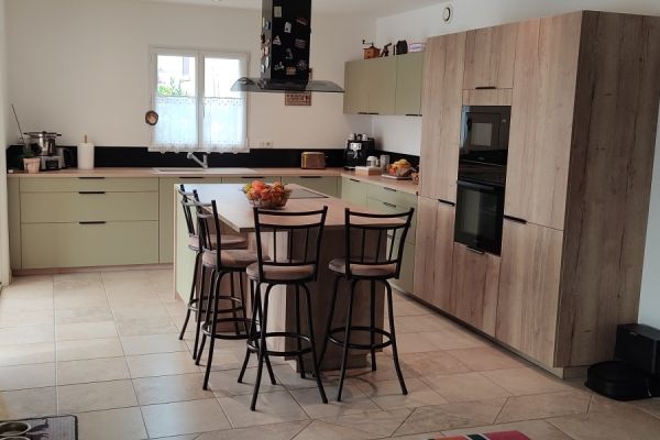 La cuisine vert provence de Géraldine et Marc, une cuisine réalisée par SoCoo'c Nîmes