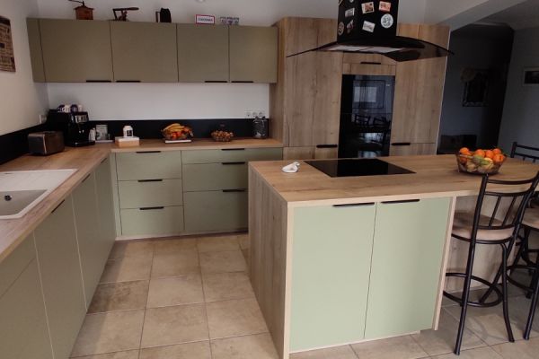 La cuisine vert provence de Géraldine et Marc, une cuisine réalisée par SoCoo'c Nîmes