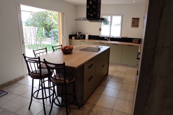 La cuisine vert provence de Géraldine et Marc, une cuisine réalisée par SoCoo'c Nîmes