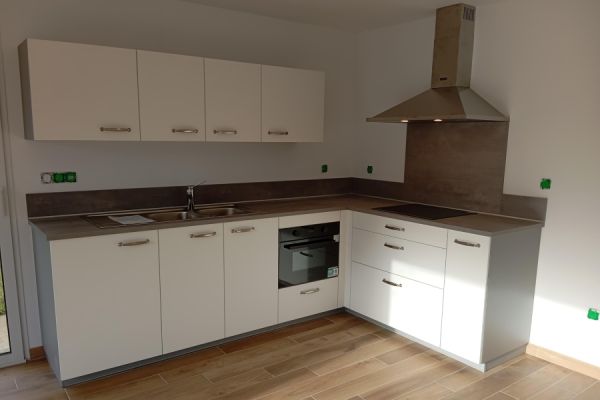 Cuisine blanche et grise, une cuisine réalisée par SoCoo'c Pontivy