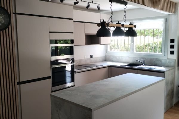 CUISINE BEIGE ET PIERRE, une cuisine réalisée par SoCoo'c Fréjus