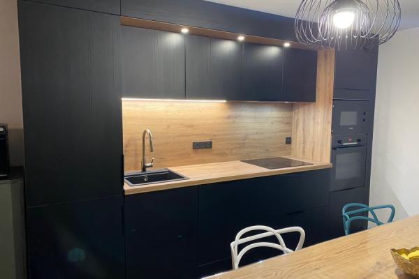 Cuisine noire et bois moderne , une cuisine réalisée par SoCoo'c Aurillac
