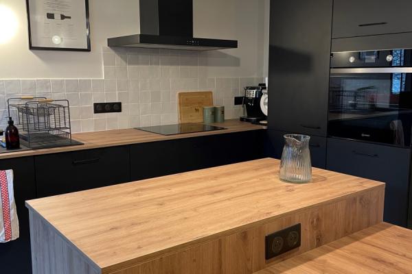 Cuisine noire et bois avec coin repas , une cuisine réalisée par SoCoo'c Aurillac