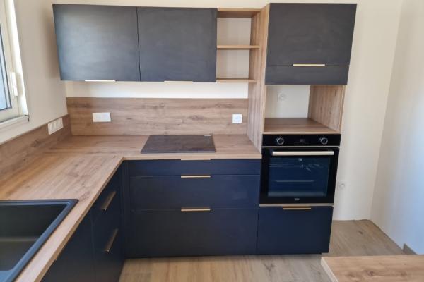 La cuisine bleue et bois de M & Mme D, une cuisine réalisée par SoCoo'c Les Sables