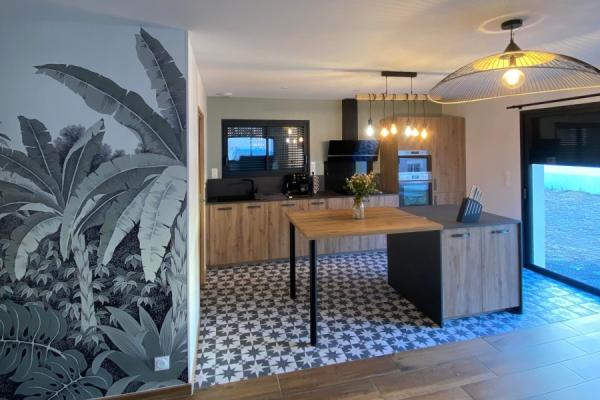 Cuisine bois et blanche avec îlot , une cuisine réalisée par SoCoo'c Aurillac