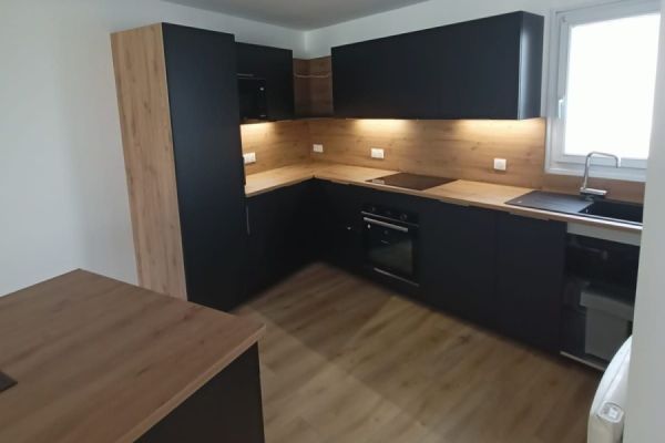 Cuisine au style industriel noir mat et bois, une cuisine réalisée par SoCoo'c Les Herbiers