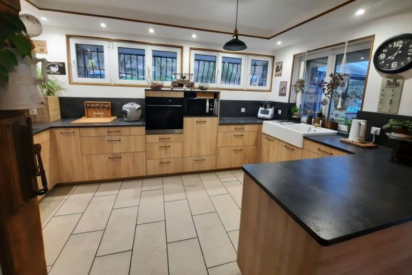 Cuisine équipée bois et anthracite, une cuisine réalisée par SoCoo'c Charleville