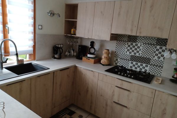 Cuisine équipée façade bois et plan effet béton clair, une cuisine réalisée par SoCoo'c Charleville