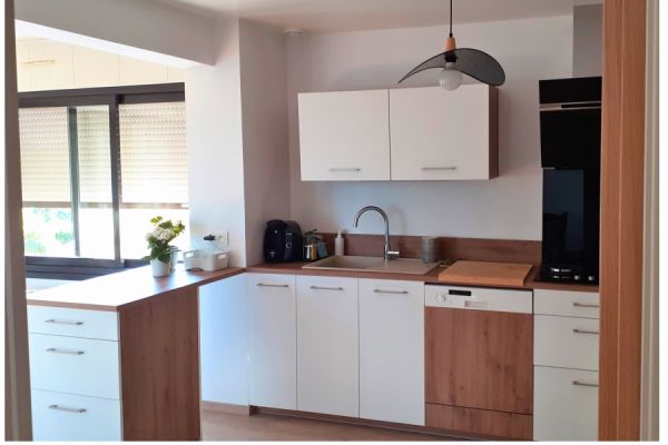 La cuisine blanche et bois de Mme &amp; Mr R., une cuisine réalisée par SoCoo'c Cahors