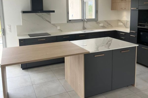 Anthracite, Bronze et Céramique, une cuisine réalisée par SoCoo'c Clermont Riom