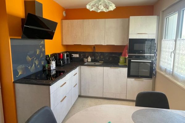 Cuisine en L avec ilot/table, une cuisine réalisée par SoCoo'c Thiers