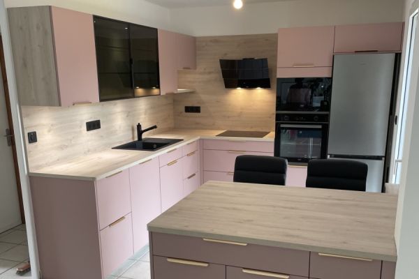 Cuisine équipée rose et bois, une cuisine réalisée par SoCoo'c Claye Souilly