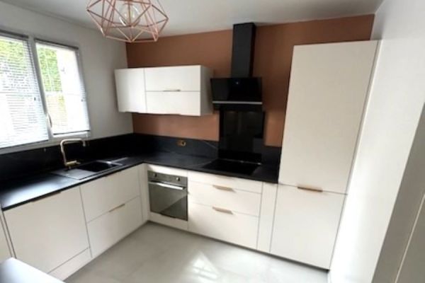 Cuisine lin mat & plan de travail marbre noir, une cuisine réalisée par SoCoo'c Melun