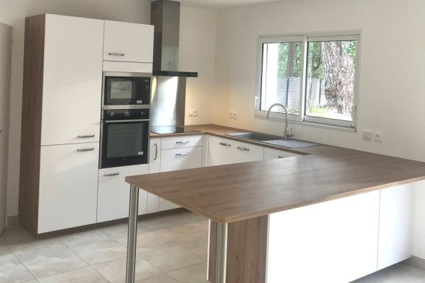 Cuisine blanche et bois, une cuisine réalisée par SoCoo'c Melun