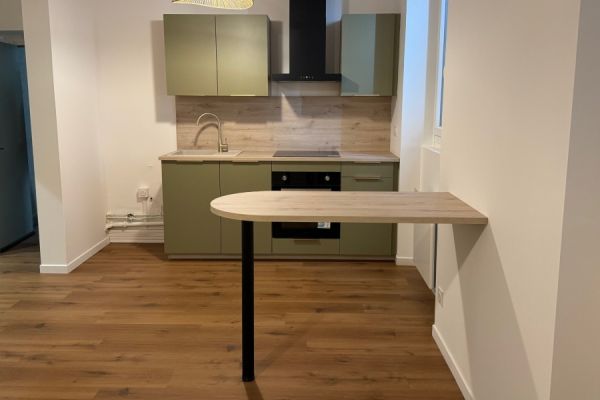 Une petite cuisine au ton provençale, une cuisine réalisée par SoCoo'c Clermont Riom