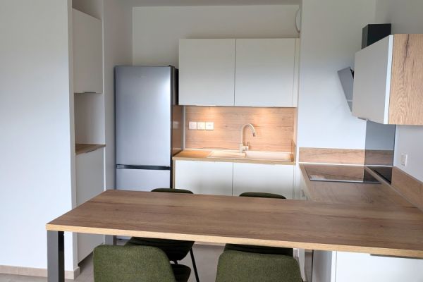 Cuisine avec coin repas, une cuisine réalisée par SoCoo'c Chambéry