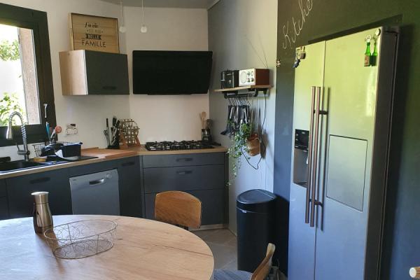 La cuisine bois et anthracite et son réfrigérateur américain de Mme P., une cuisine réalisée par SoCoo'c Valence