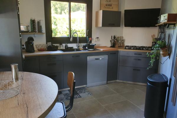 La cuisine bois et anthracite et son réfrigérateur américain de Mme P., une cuisine réalisée par SoCoo'c Valence
