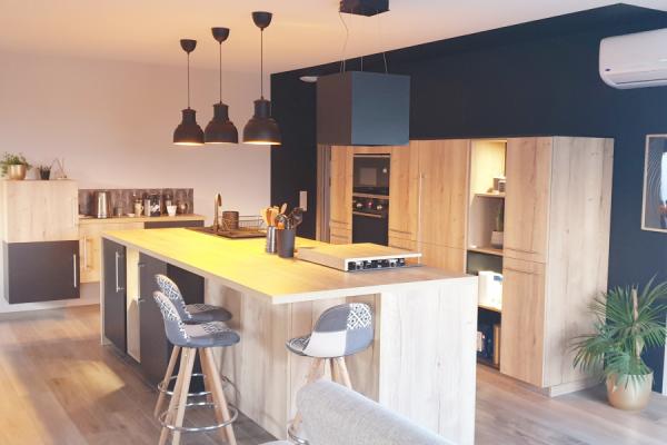 La cuisine avec niches et coin repas de M et M J., une cuisine réalisée par SoCoo'c Valence