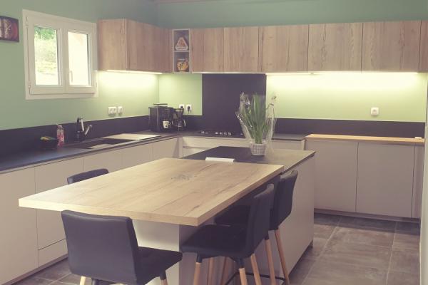 La cuisine avec ilot coin repas de M et Mme C., une cuisine réalisée par SoCoo'c Valence