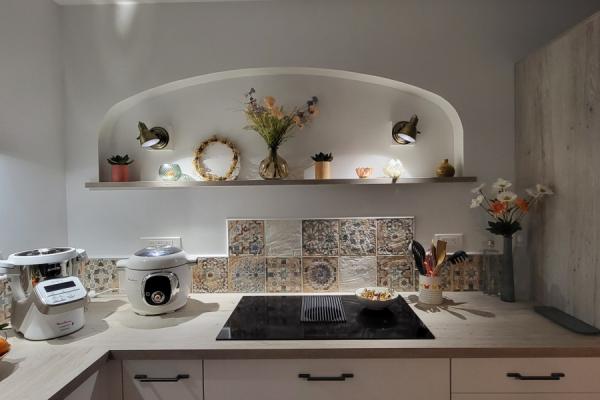 La grande cuisine blanche et bois de Babette et Michel, une cuisine réalisée par SoCoo'c Valence