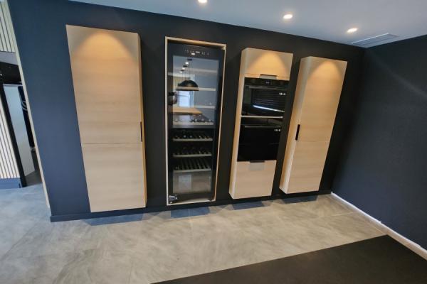 La cuisine noire et bois design de Mr B., une cuisine réalisée par SoCoo'c Pau
