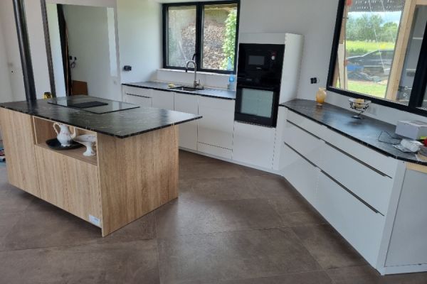 Quartz vanilla et blanc brillant , une cuisine réalisée par SoCoo'c Lyon Limonest