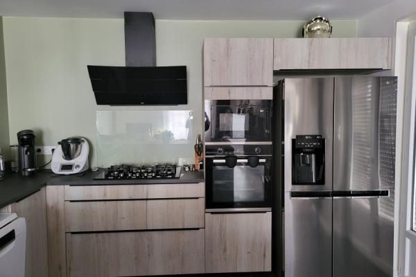 La cuisine bois et grise avec verrière de Delphine , une cuisine réalisée par SoCoo'c Saint Etienne