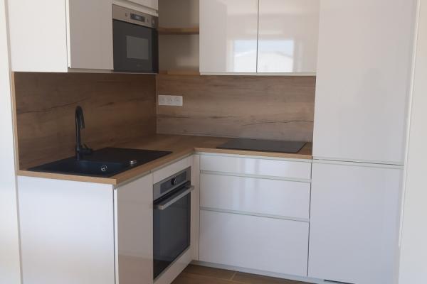 Petite cuisine blanche et bois, une cuisine réalisée par SoCoo'c Bastia