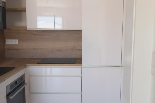 Petite cuisine blanche et bois, une cuisine réalisée par SoCoo'c Bastia
