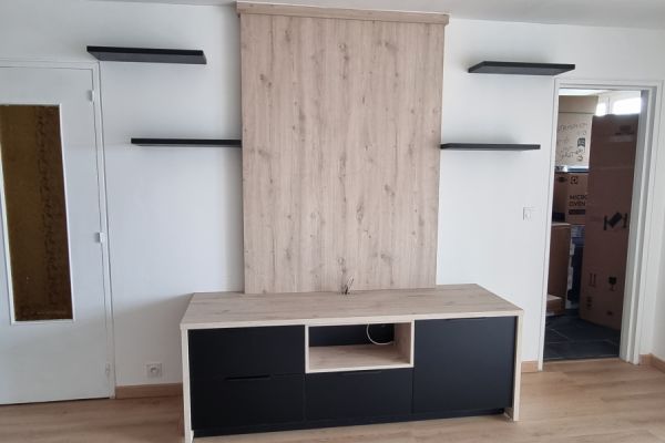 La cuisine et le meuble TV noir et bois de Nadine , une cuisine réalisée par SoCoo'c Blois