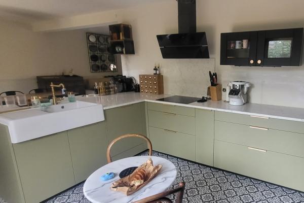La cuisine verte et blanche d'Elodie, une cuisine réalisée par SoCoo'c Montévrain