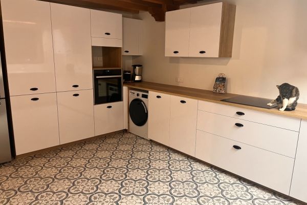 La cuisine blanche et bois de Françoise , une cuisine réalisée par SoCoo'c Osny