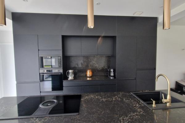 La cuisine total look noir de Céline et Serge , une cuisine réalisée par SoCoo'c Blois