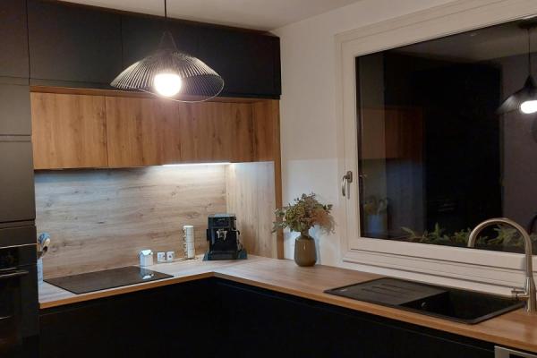 La cuisine noire et bois de Mr et Mme C , une cuisine réalisée par SoCoo'c Rennes Melesse