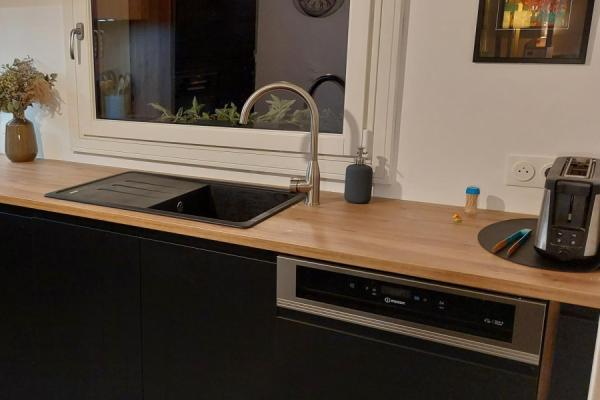 La cuisine noire et bois de Mr et Mme C , une cuisine réalisée par SoCoo'c Rennes Melesse