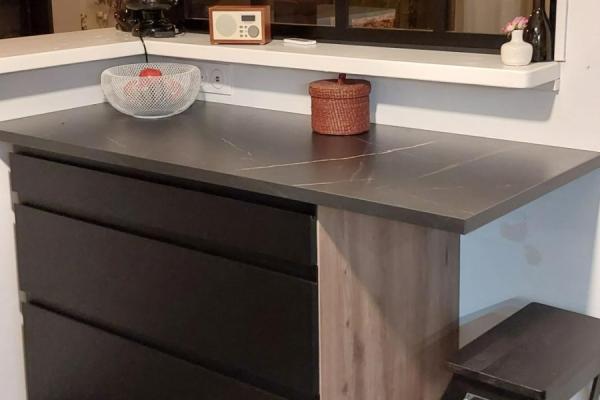 La cuisine noire et bois de Mr et Mme C , une cuisine réalisée par SoCoo'c Rennes Melesse
