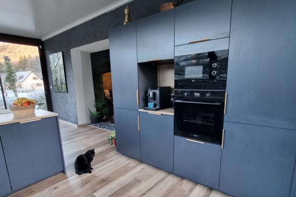 Cuisine bleu nocturne et bois lumineuse, une cuisine réalisée par SoCoo'c Aurillac