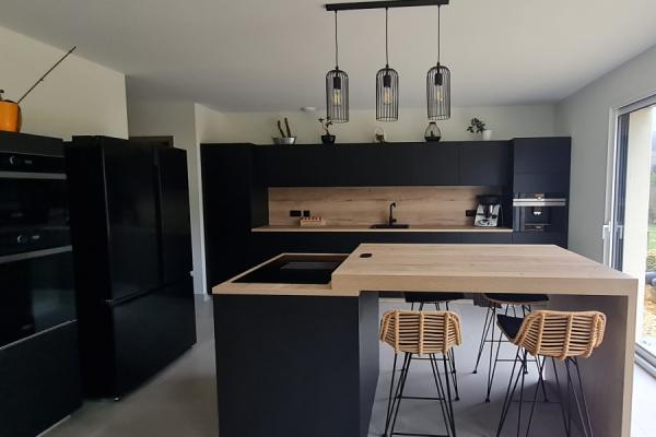 La cuisine noire et bois avec coin repas de Mr et Mme F, une cuisine réalisée par SoCoo'c Thionville
