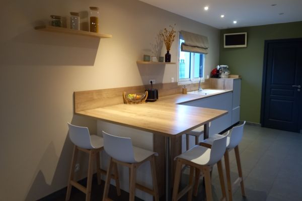 Cuisine blanche et bois, une cuisine réalisée par SoCoo'c Granville