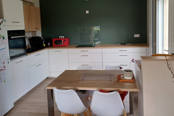 La cuisine blanche et bois de Mr et Mme B, une cuisine réalisée par SoCoo'c Rennes Melesse