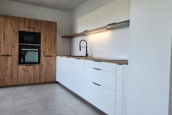 Belle cuisine blanc et bois en L, une cuisine réalisée par SoCoo'c Montpellier Lattes