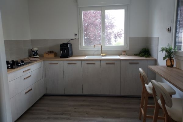 La cuisine gris et bois de Morgane, une cuisine réalisée par SoCoo'c Saumur