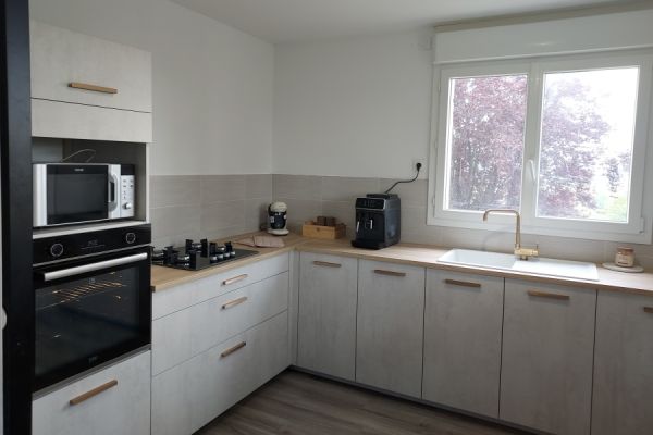 La cuisine gris et bois de Morgane, une cuisine réalisée par SoCoo'c Saumur