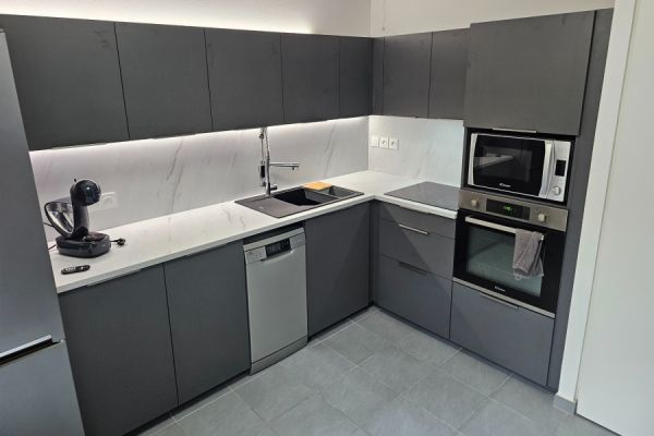 Cuisine grise et marbre blanc, une cuisine réalisée par SoCoo'c Bastia