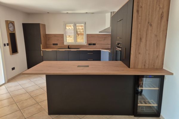 Grande cuisine ouverte en noir et bois de Mme. et M. C, une cuisine réalisée par SoCoo'c Montélimar