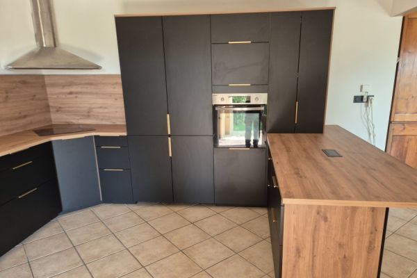 Grande cuisine ouverte en noir et bois de Mme. et M. C, une cuisine réalisée par SoCoo'c Montélimar