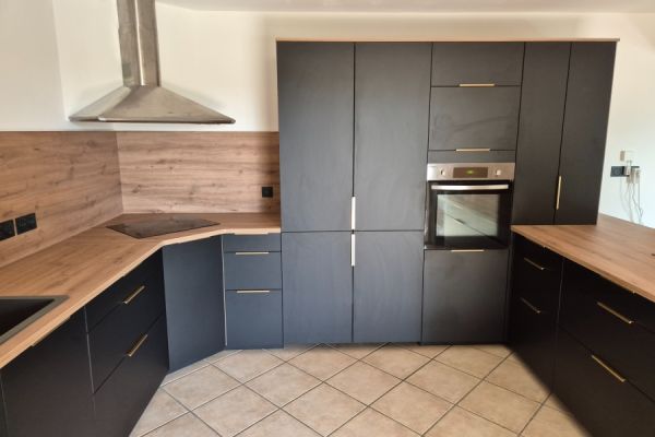 Grande cuisine ouverte en noir et bois de Mme. et M. C, une cuisine réalisée par SoCoo'c Montélimar