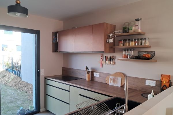 Cuisine Terra rosa mat et vert provence et chêne cosy, une cuisine réalisée par SoCoo'c Rennes Chantepie