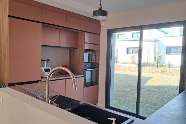 Cuisine Terra rosa mat et vert provence et chêne cosy, une cuisine réalisée par SoCoo'c Rennes Chantepie